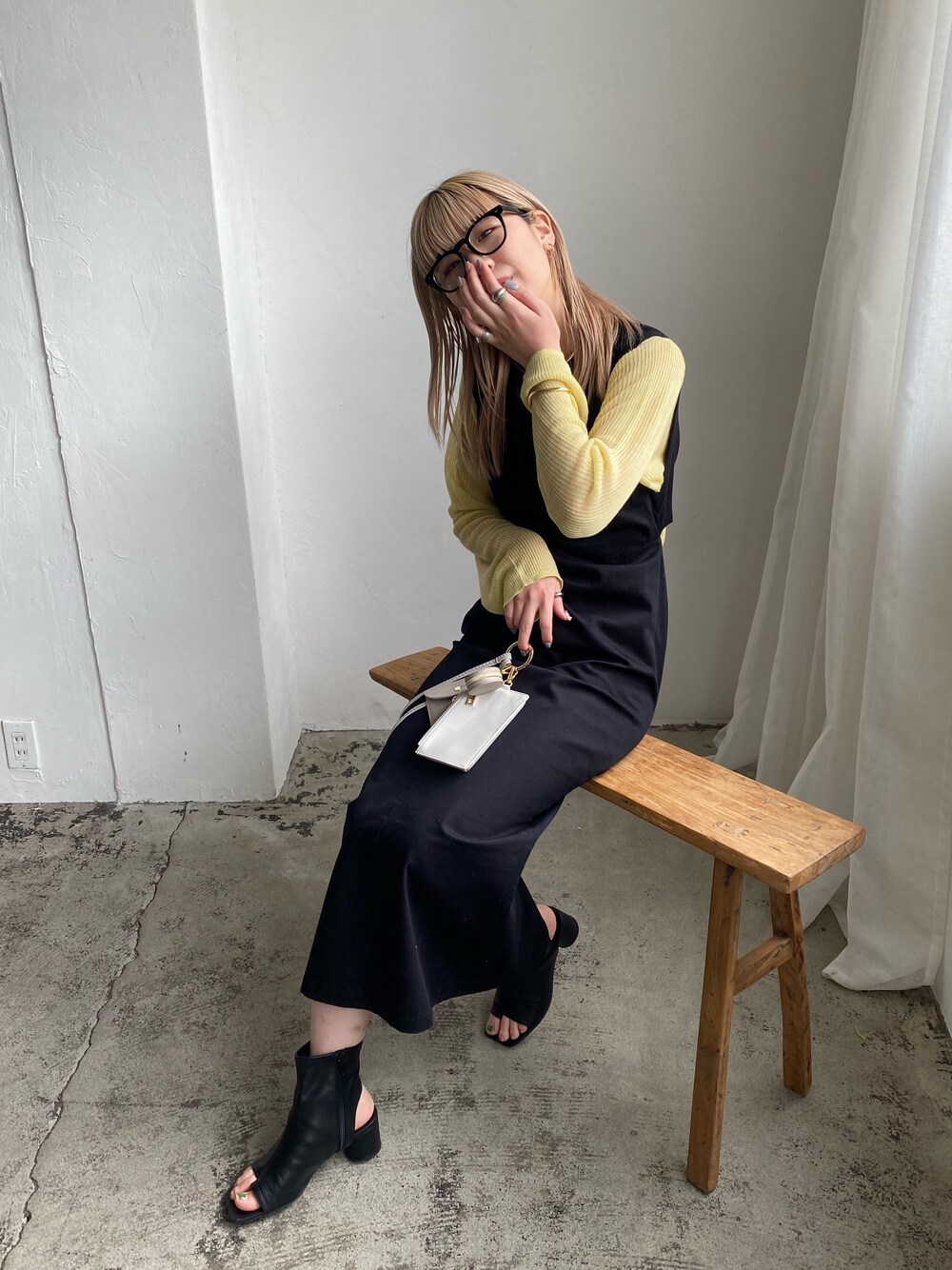 ブラック系のワンピース、イエロー系のニット/セーター、ブラック系のその他シューズを着用したレディースの冬コーディネートの3枚目の写真