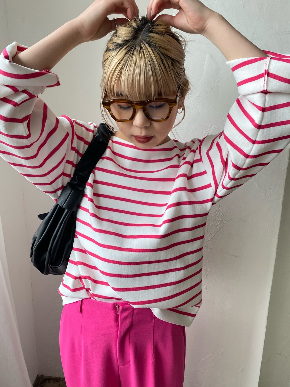 ピンク系のニット/セーター、ピンク系のスラックス、ブラック系のその他シューズを着用したレディースの冬コーディネートの3枚目の写真