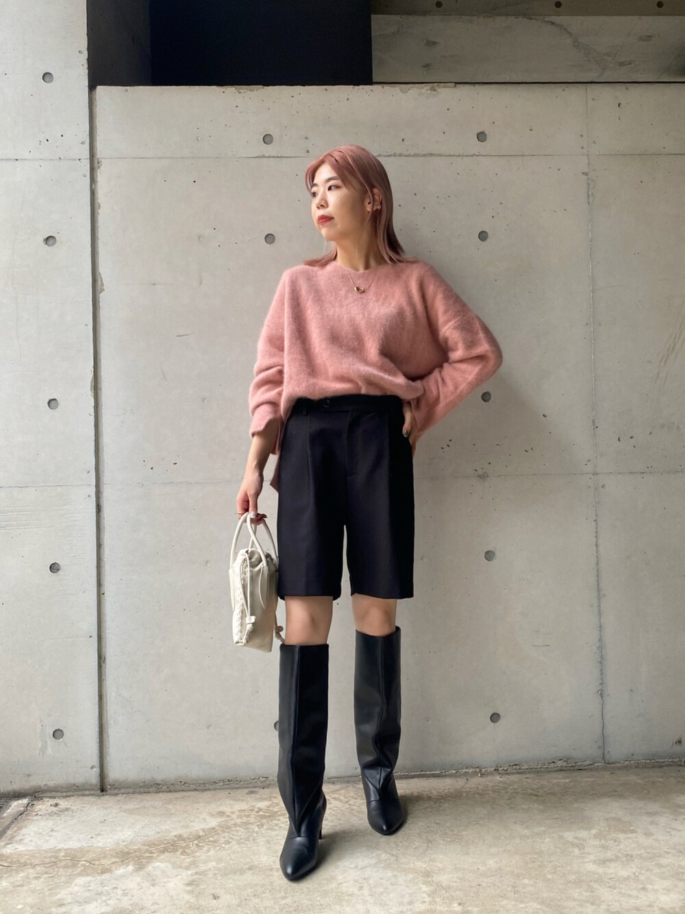「ゆるニット、ロングブーツ、大人カジュアル、Vネックニット、休日スタイル、ハーフパンツ、キュロット、ミニバッグ、ゆるコーデ、秋コーデ、くすみピンク、ラクーンニット、きれいめカジュアル、ニット、ショートパンツ」｜「CAPRICIEUX LE'MAGEのラクーン100プルオーバー（ニット/セーター、ピンク系）」を使った、ｙｕｚｕｋｉさん（レディース・163cm）の秋コーディネートの1枚目の写真