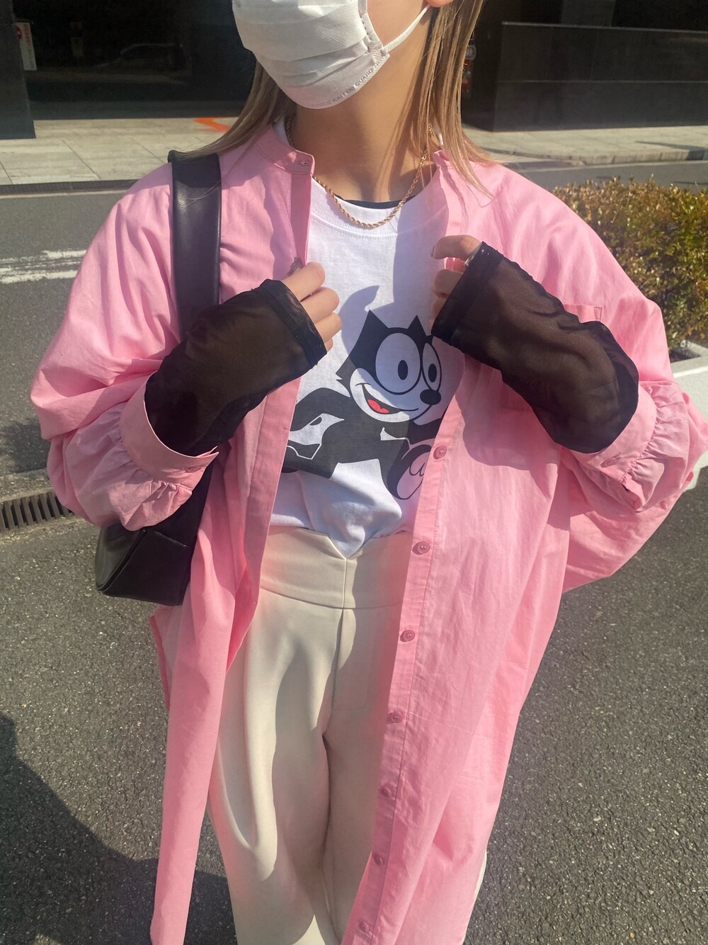 ピンク系のシャツ/ブラウス、ブラック系のTシャツ/カットソー、ホワイト系のその他パンツを着用したレディースの春コーディネートの4枚目の写真