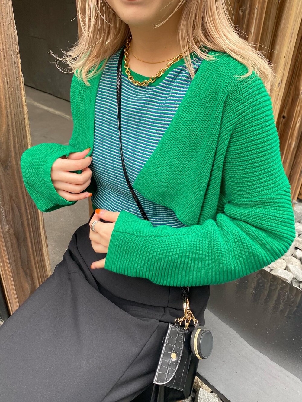 グリーン系のニット/セーター、グリーン系のニット/セーター、ブラック系のスカートを着用したレディースの冬コーディネートの4枚目の写真