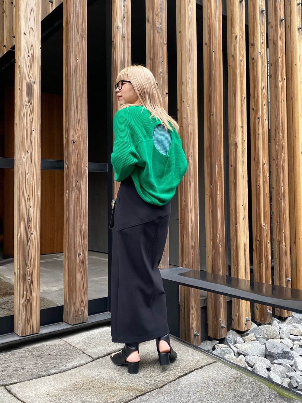 グリーン系のニット/セーター、グリーン系のニット/セーター、ブラック系のスカートを着用したレディースの冬コーディネートの3枚目の写真