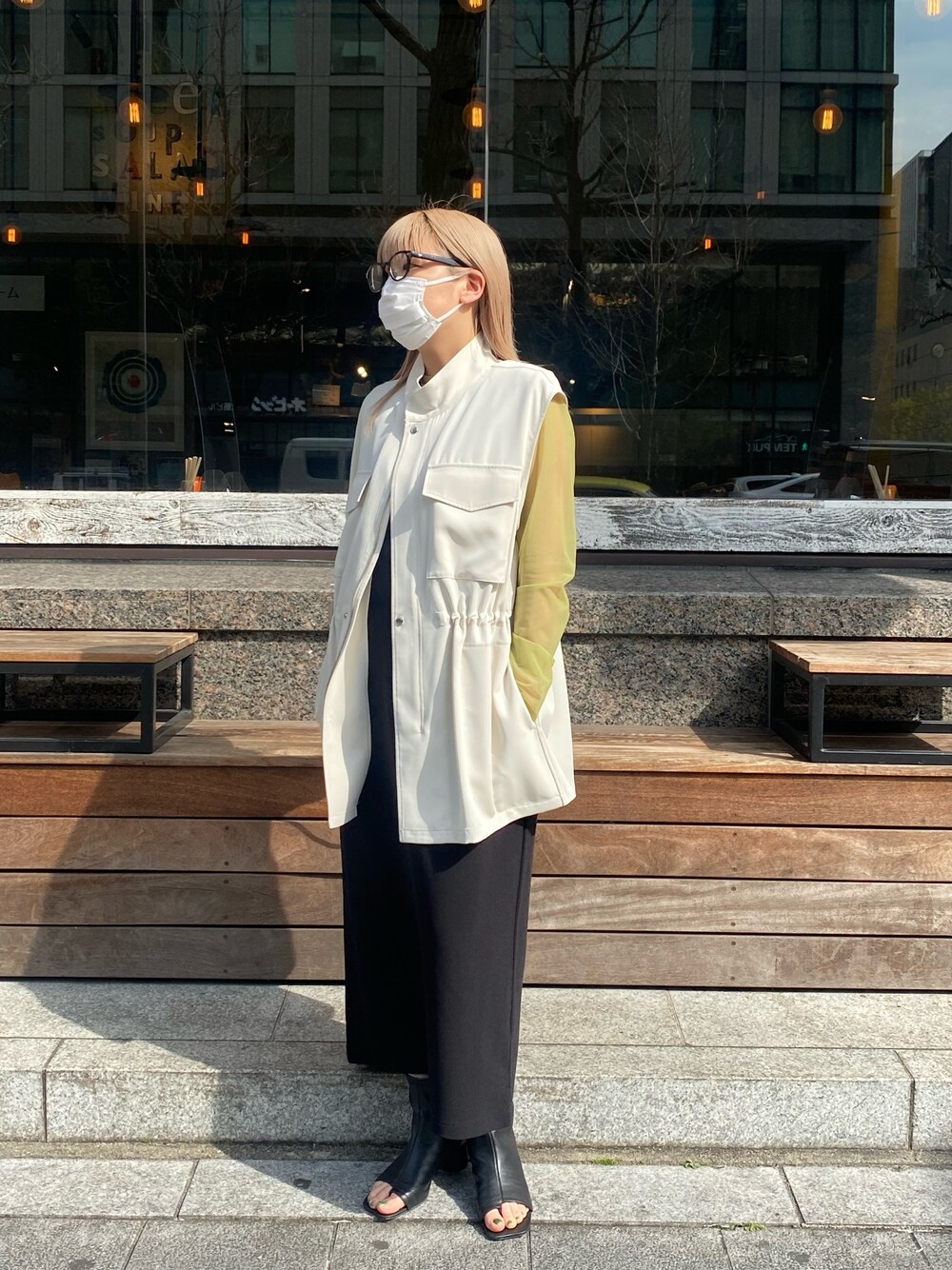 ホワイト系のその他アウター、ブラック系のTシャツ/カットソー、ブラック系のワンピースを着用したレディースの春コーディネートの2枚目の写真