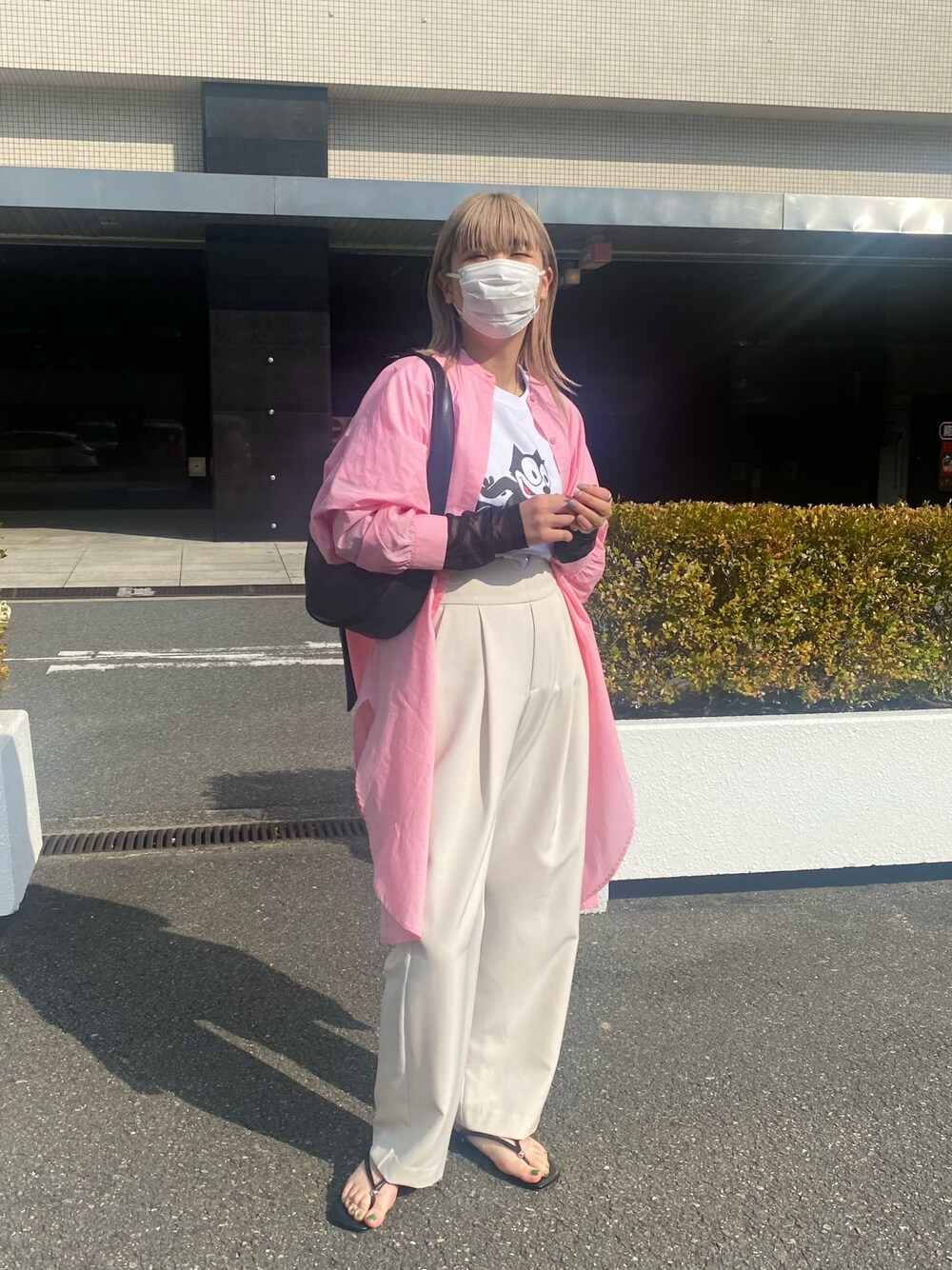 ピンク系のシャツ/ブラウス、ブラック系のTシャツ/カットソー、ホワイト系のその他パンツを着用したレディースの春コーディネートの2枚目の写真