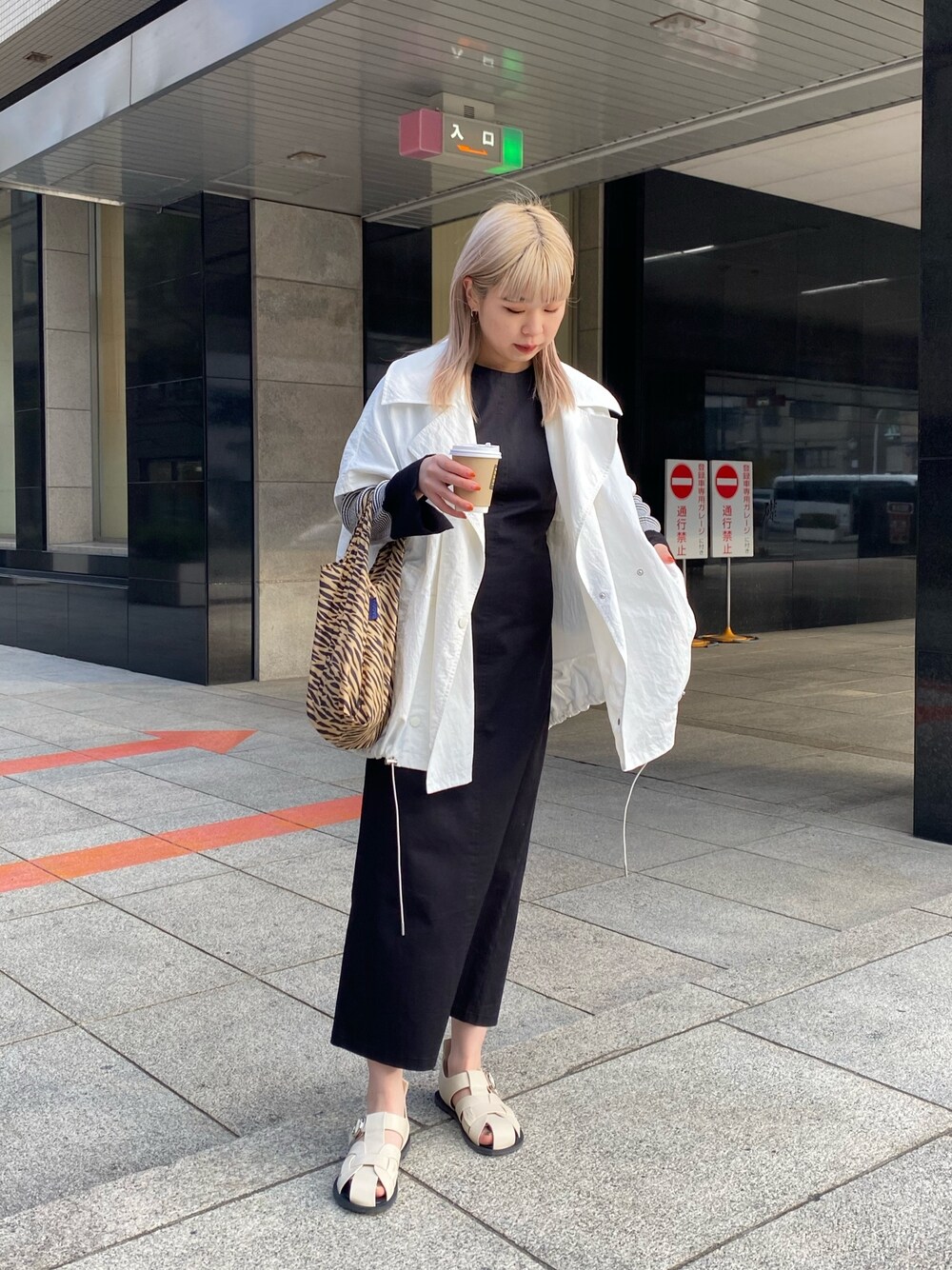 ホワイト系のブルゾン、グリーン系のニット/セーター、ブラック系のワンピースを着用したレディースの冬コーディネートの2枚目の写真