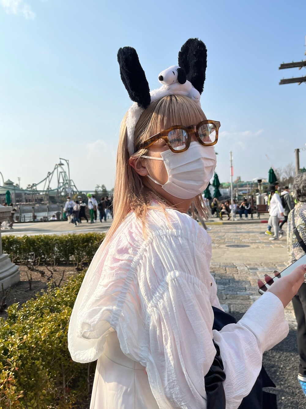 ピンク系のTシャツ/カットソー、ホワイト系のワンピース/ドレス、ブラック系のブーツを着用したレディースの春コーディネートの3枚目の写真