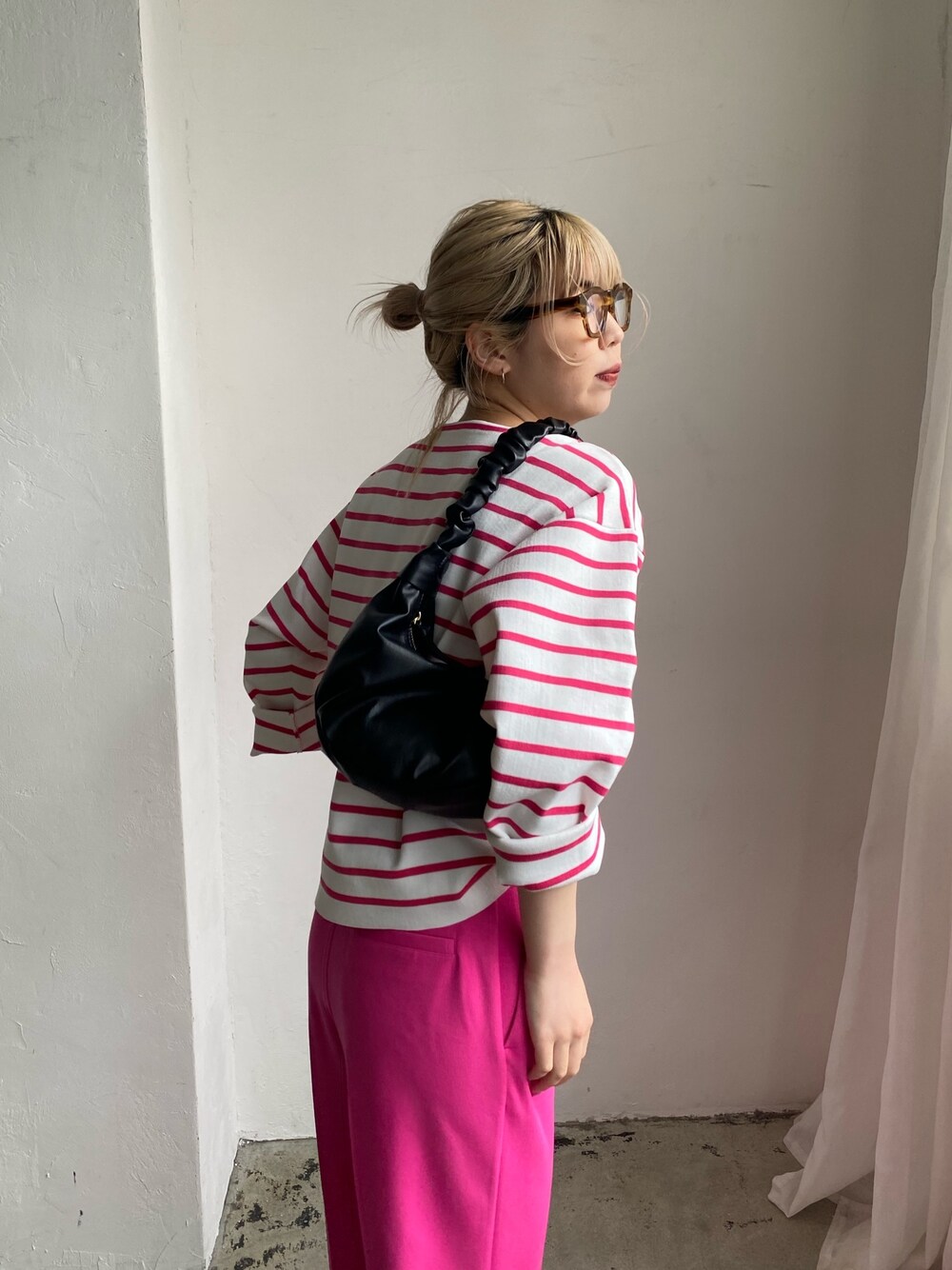 ピンク系のニット/セーター、ピンク系のスラックス、ブラック系のその他シューズを着用したレディースの冬コーディネートの4枚目の写真