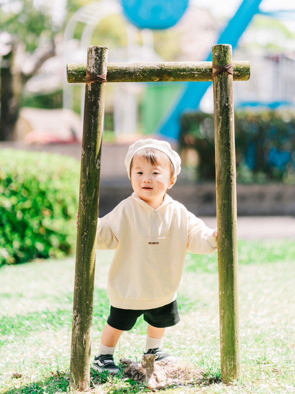 「春コーデ、シンプルコーデ、着回しコーデ、春服、男の子、VANS、ハーフジップニット、ハーフジップシャツ、キッズコーデ、1歳、90cm、boy」｜「VANSのVANS ヴァンズ OLD SKOOL(14-18) オールドスクール　V36CS BLACK（スニーカー、ブラック系）」を使った、su-tanさん（キッズ・80cm）の春コーディネートの1枚目の写真