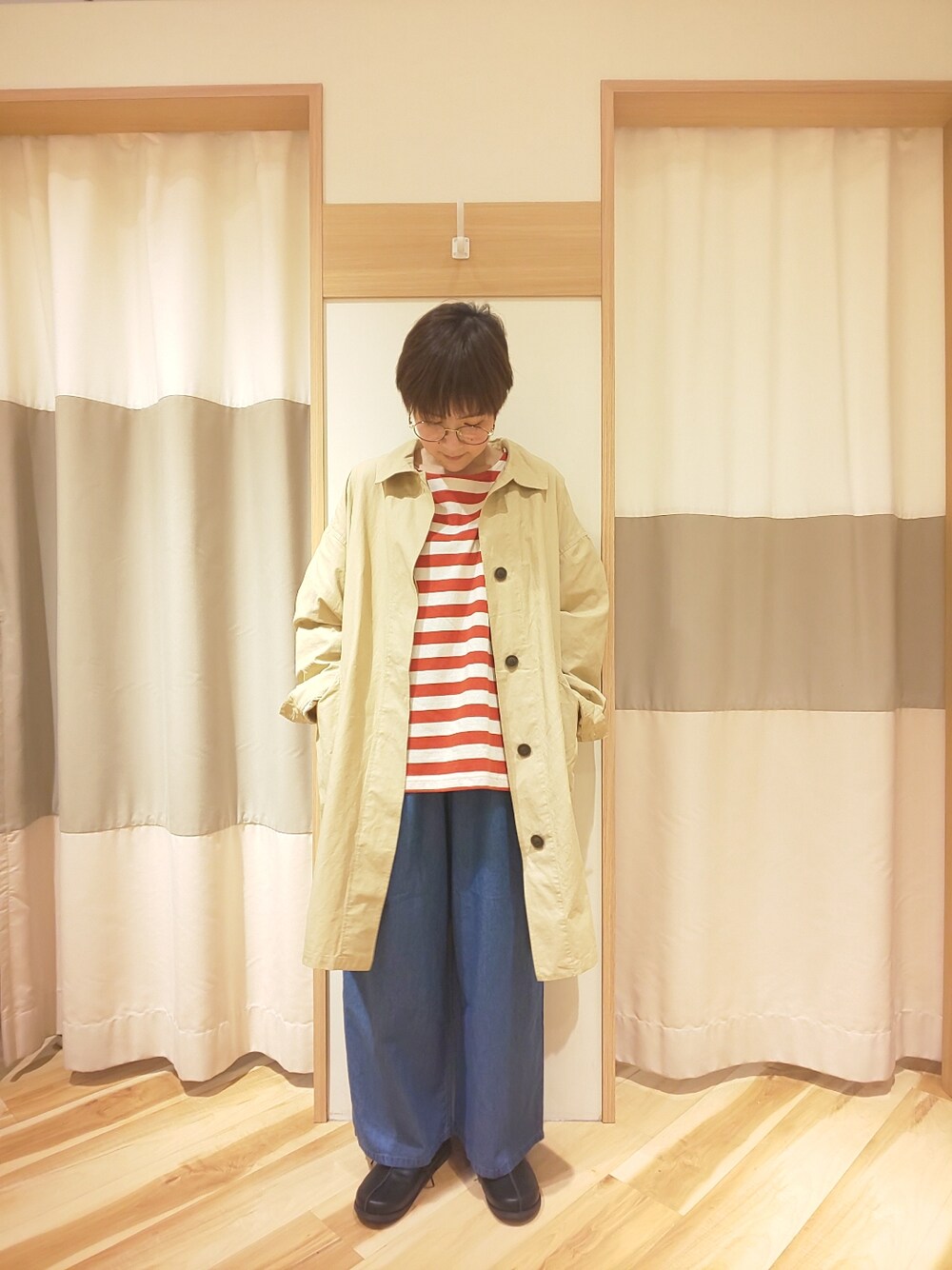 レッド系のTシャツ/カットソー、ブルー系のデニムパンツ、ブラック系のその他シューズを着用したレディースの春コーディネートの1枚目の写真