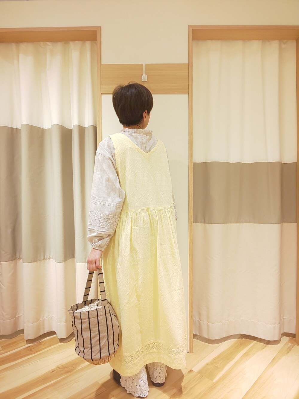 ベージュ系のシャツ/ブラウス、ブラウン系のその他シューズ、ホワイト系のその他パンツを着用したレディースの春コーディネートの2枚目の写真