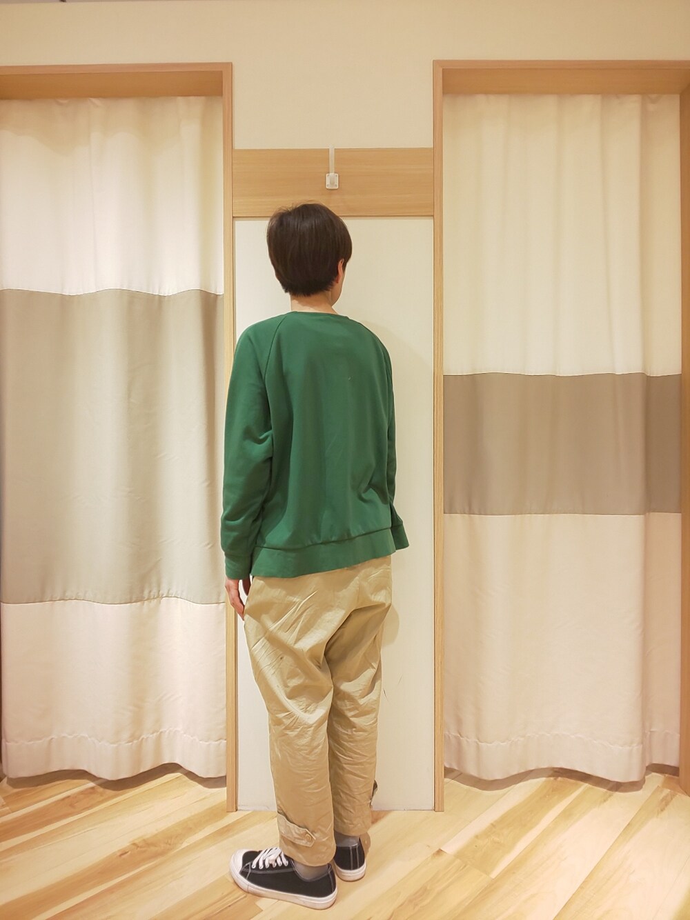 ベージュ系のその他パンツ、ホワイト系のTシャツ/カットソー、グリーン系のカーディガン/ボレロを着用したレディースの春コーディネートの2枚目の写真