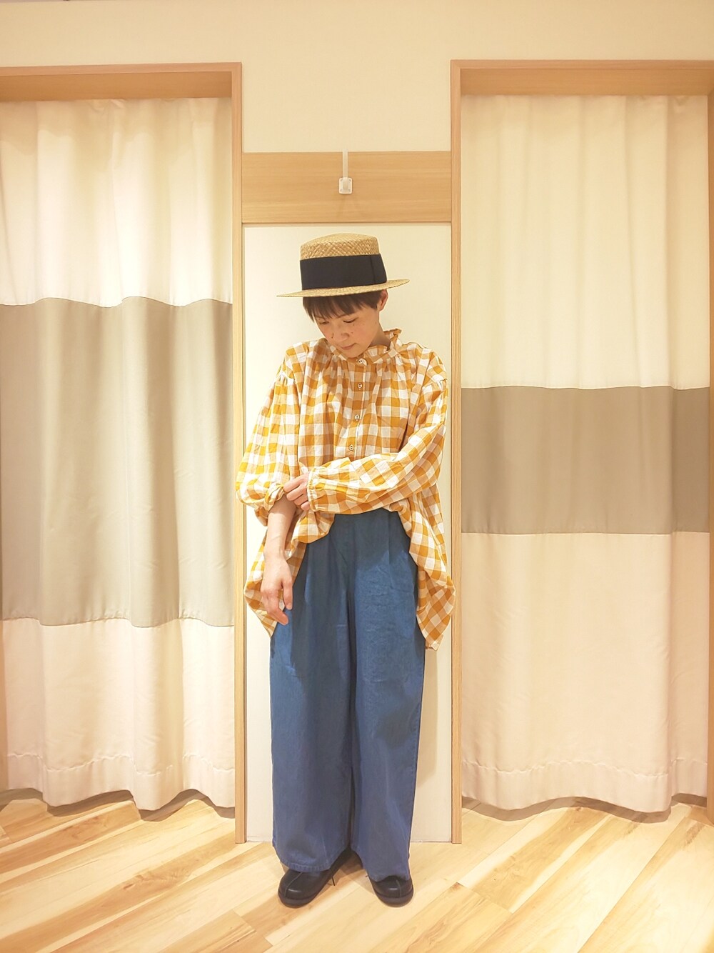 ブルー系のデニムパンツ、オレンジ系のシャツ/ブラウス、ブラック系のその他シューズを着用したレディースの春コーディネートの1枚目の写真