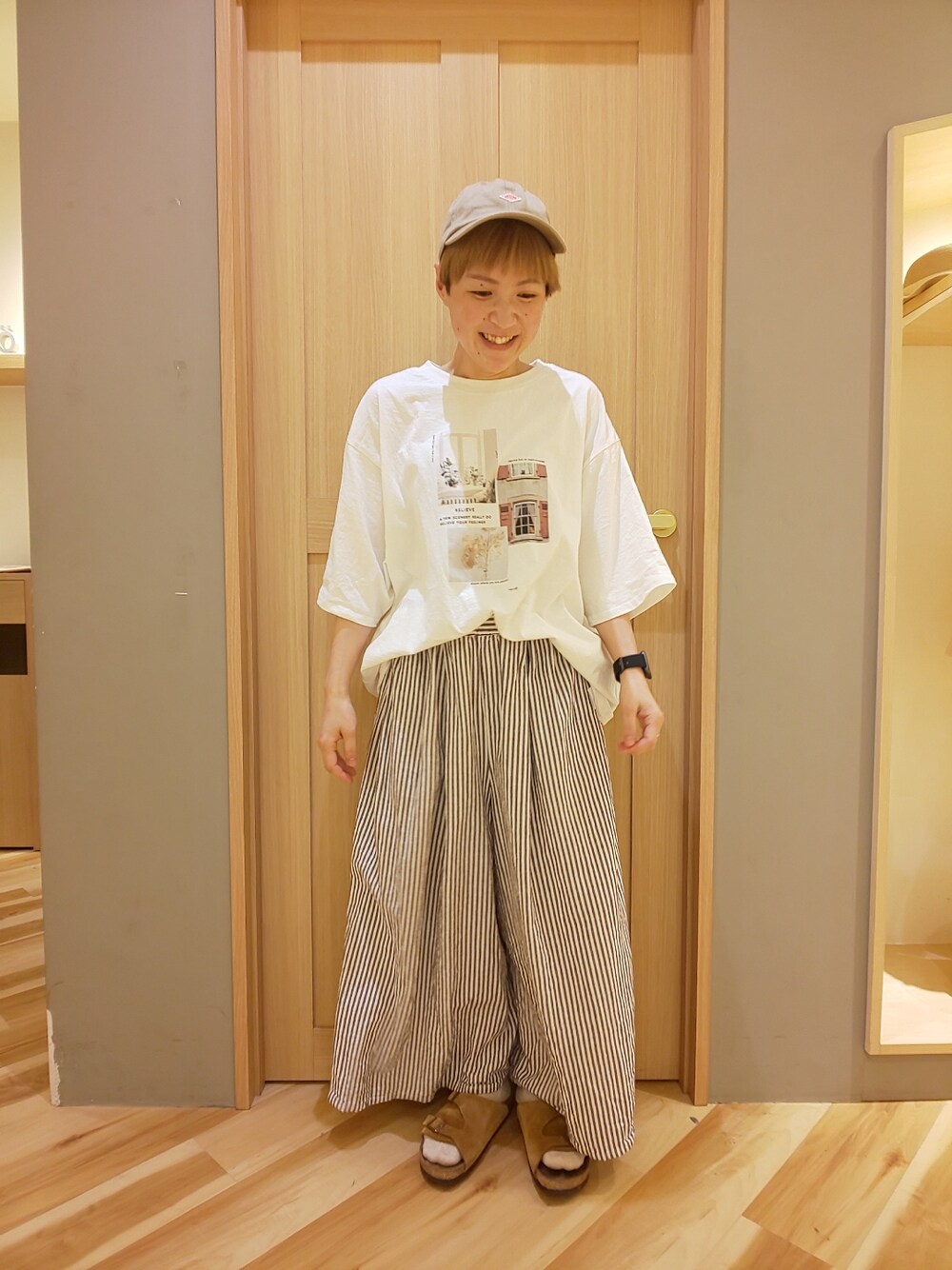 ブラウン系のサンダル、ブラウン系のその他パンツ、ホワイト系のTシャツ/カットソーを着用したレディースの春コーディネートの1枚目の写真