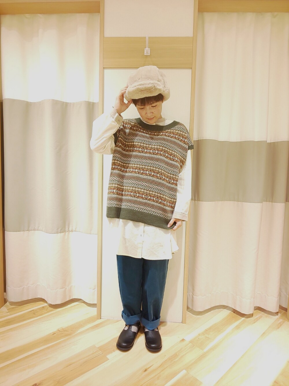 ブルー系のその他パンツ、ブラック系のその他シューズ、ホワイト系のシャツ/ブラウスを着用したレディースの秋コーディネートの1枚目の写真