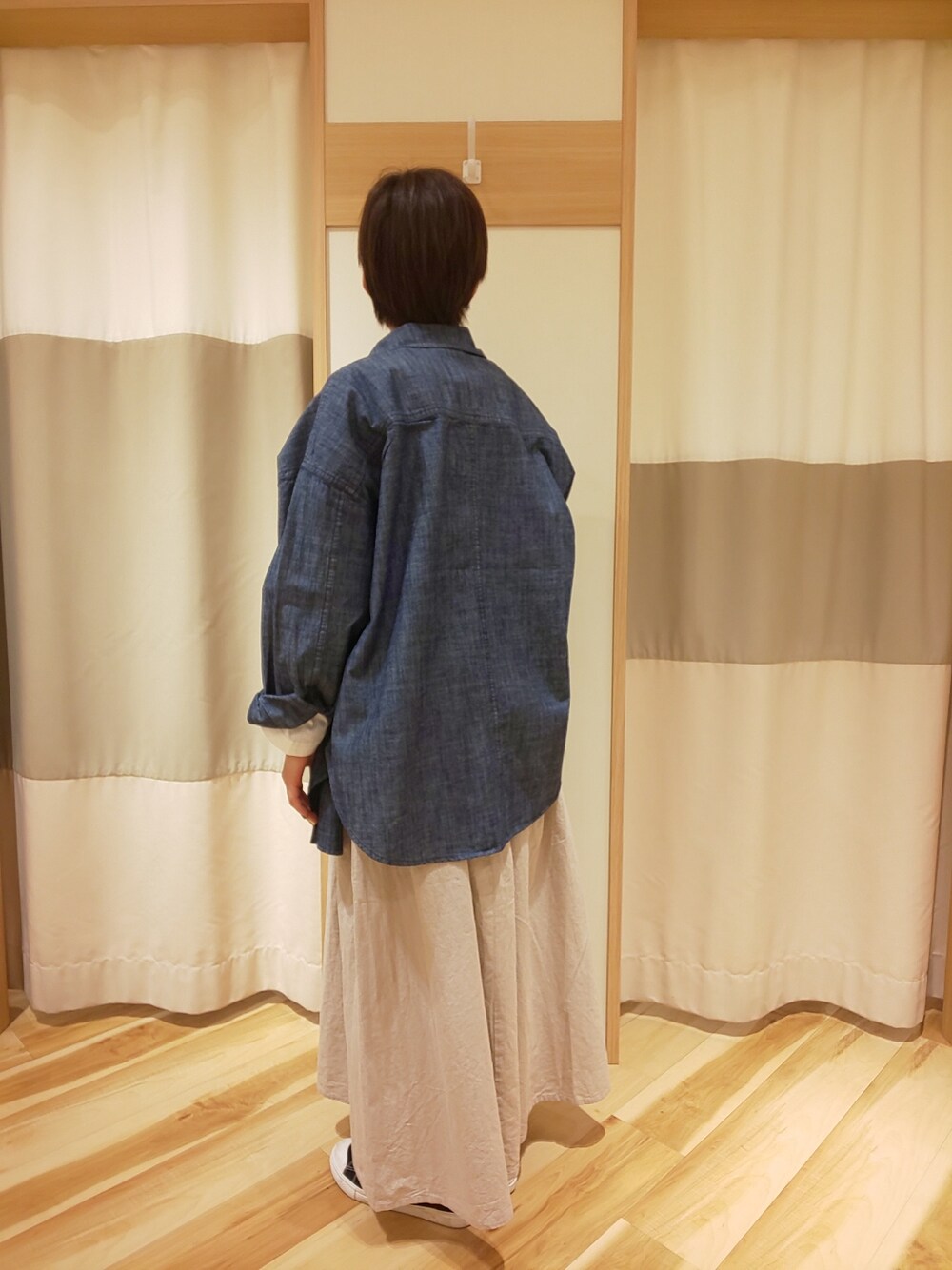 ベージュ系のその他パンツ、ブルー系のシャツ/ブラウス、ホワイト系のTシャツ/カットソーを着用したレディースの春コーディネートの2枚目の写真