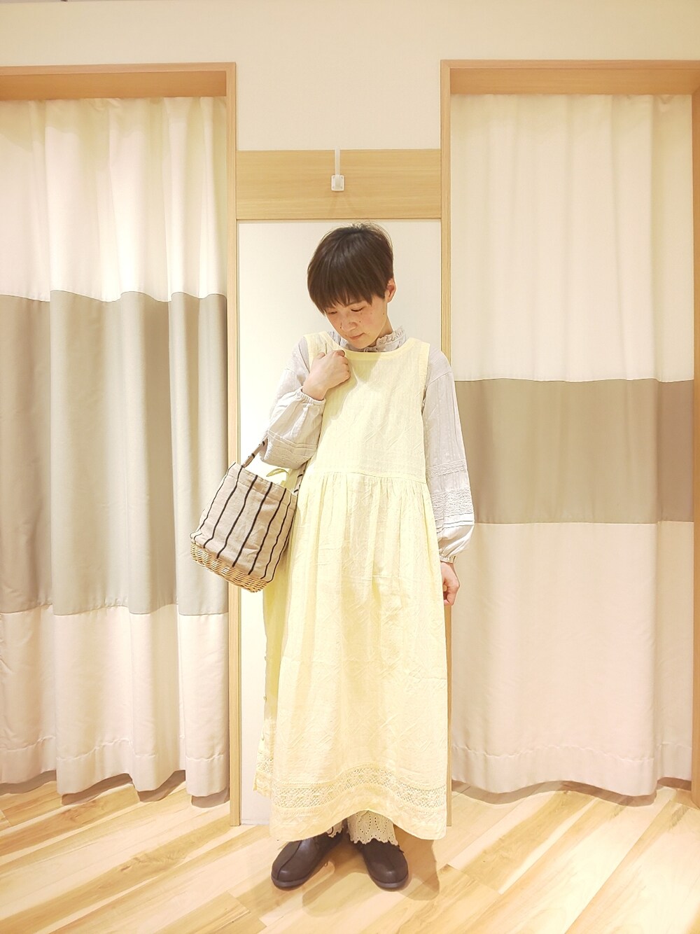ベージュ系のシャツ/ブラウス、ブラウン系のその他シューズ、ホワイト系のその他パンツを着用したレディースの春コーディネートの1枚目の写真
