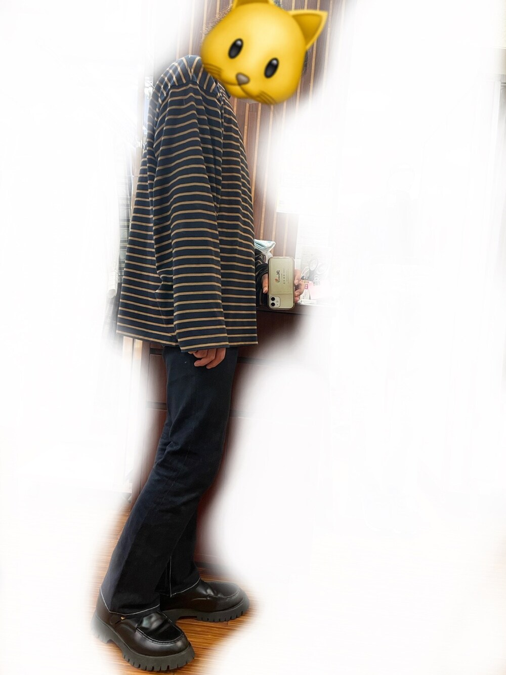 「おしゃれさんと繋がりたい、革靴、ラフ、メンズコーデ、ロンT、デニムコーデ、フレアパンツ」｜「shiki tokyoのHigh sole volume loafers  / ハイソールボリュームローファー（ローファー、ブラック系）」を使った、ひらちゃさん（メンズ・176cm）の秋コーディネートの1枚目の写真