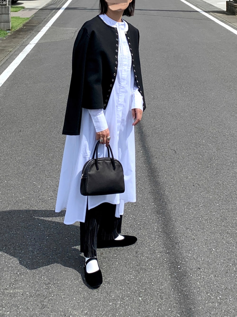 ホワイト系のワンピース、ブラック系のカーディガン/ボレロ、その他のその他を着用したレディースの秋コーディネートの1枚目の写真