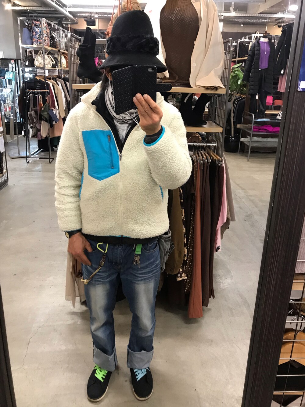 「アウターONアウター、マフラーぐるぐる、ボアブルゾン、ライトダウン、SPINNS、しまむら、GU、FOREVER 21」｜「FOREVER 21のアイテム（デニムパンツ、ブルー系）」を使った、ともキングさん（メンズ・176cm）の冬コーディネートの1枚目の写真