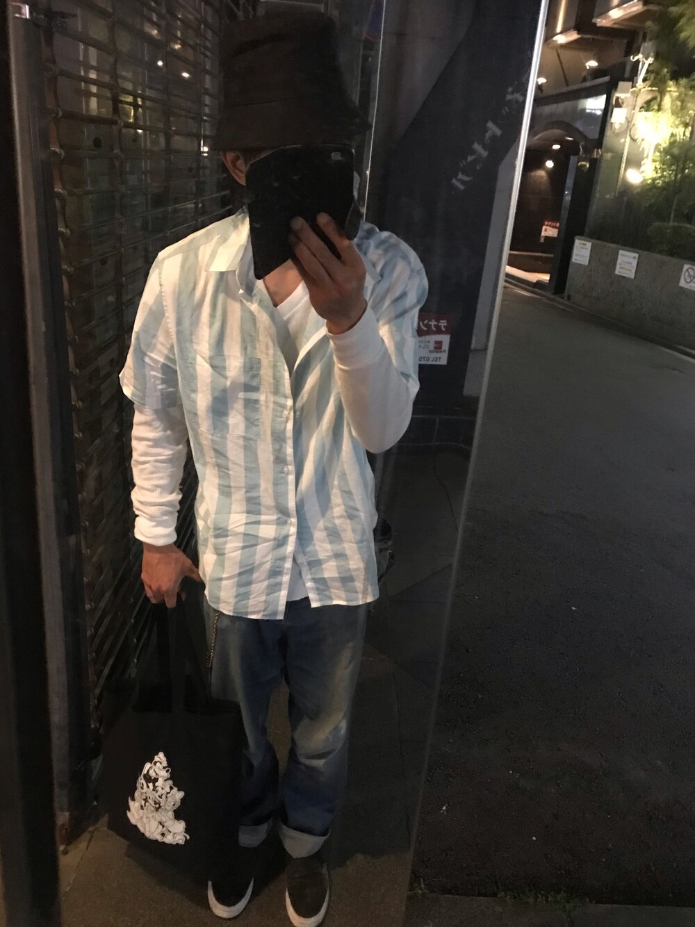 「バケットハット、バケットハット黒、レイヤード、ストライプシャツ、H&M、ZIP FIVE、zipfive、disney、NIKE」｜「ZIP FIVEのアイテム（デニムパンツ、ブルー系）」を使った、ともキングさん（メンズ・176cm）の春コーディネートの1枚目の写真