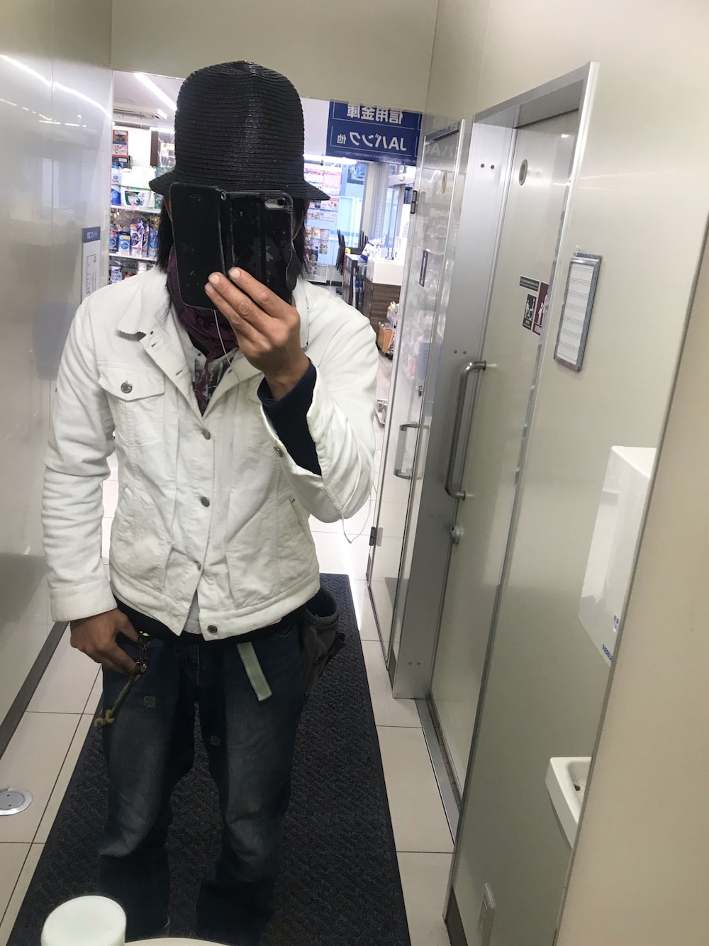 「デニムジャケット、ホワイトGジャン、秋のコーデ、ストールぐるぐる、リメイク、ZIP FIVE、zipfive」｜「Re:makeのアイテム（ハット、ブラック系）」を使った、ともキングさん（メンズ・176cm）の秋コーディネートの1枚目の写真
