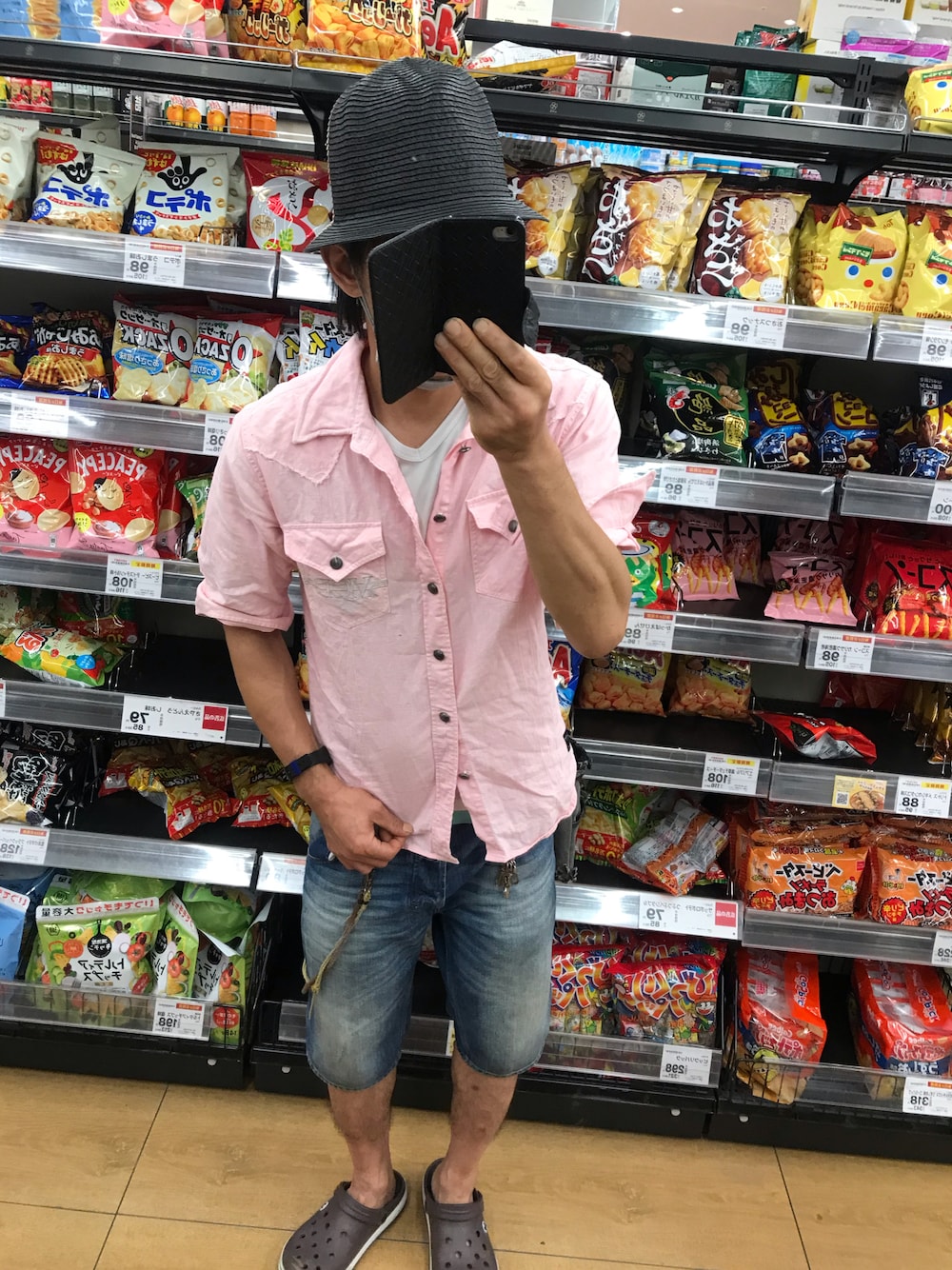 「夏コーデ、ピンクシャツ、リメイク、MCD、Diesel、DIESEL」｜「DIESELのアイテム（デニムパンツ、ブルー系）」を使った、ともキングさん（メンズ・176cm）の夏コーディネートの1枚目の写真