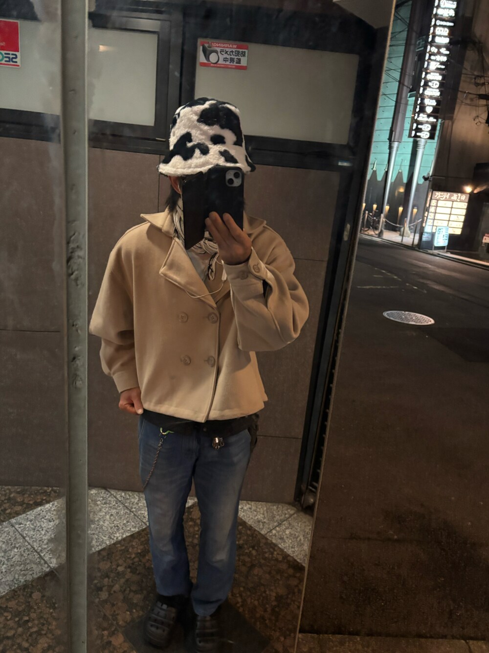 「昨日のコーデ、クリスマスに着たい服、お出かけコーデ、ショートコート、トレンチコート、ZIP FIVE、zipfive、FORK&SPOON、牛柄」｜「brand ?のアイテム（サンダル、ブラック系）」を使った、ともキングさん（メンズ・176cm）の冬コーディネートの1枚目の写真