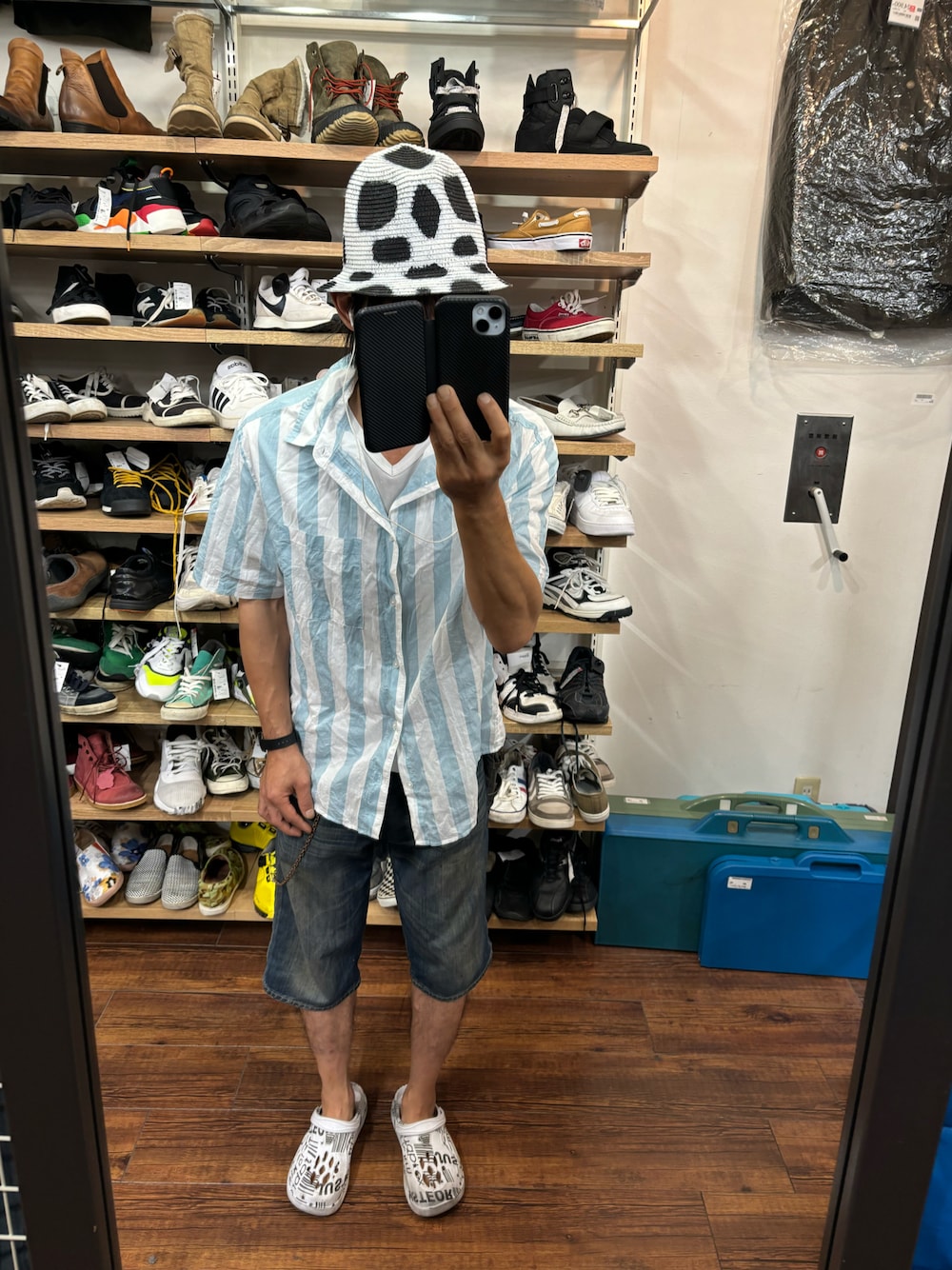 「パステルカラー、休日コーデ、淡色コーデ、ストライプシャツ、H&M、牛柄、Levi's」｜「brand ?のアイテム（サンダル、ホワイト系）」を使った、ともキングさん（メンズ・176cm）の秋コーディネートの1枚目の写真