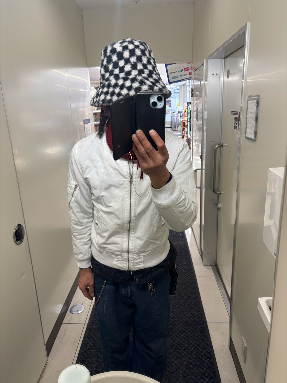 「今日のコーデ、MA-1、シンプル、GU、browny、ブロックチェック」｜「BROWNYのアイテム（MA-1、ホワイト系）」を使った、ともキングさん（メンズ・176cm）の春コーディネートの1枚目の写真