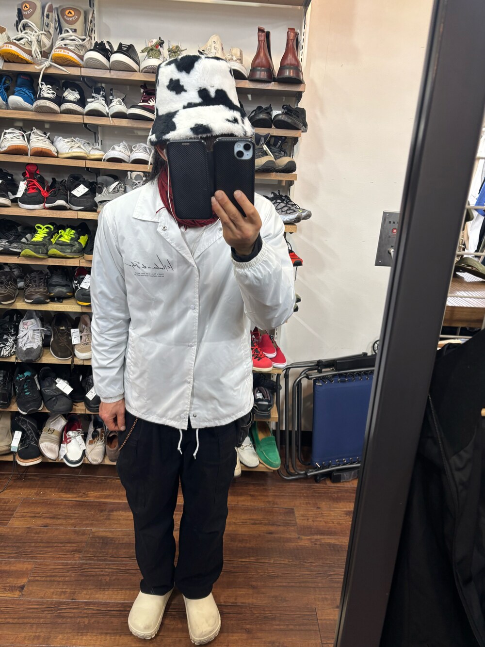 「雨の日コーデ、カーゴパンツ、コーチジャケット、WHO’S WHO gallery、whoswhogallery、ZIP FIVE、zipfive」｜「ZIP FIVEのカーゴパンツ（カーゴパンツ、ブラック系）」を使った、ともキングさん（メンズ・176cm）の春コーディネートの1枚目の写真