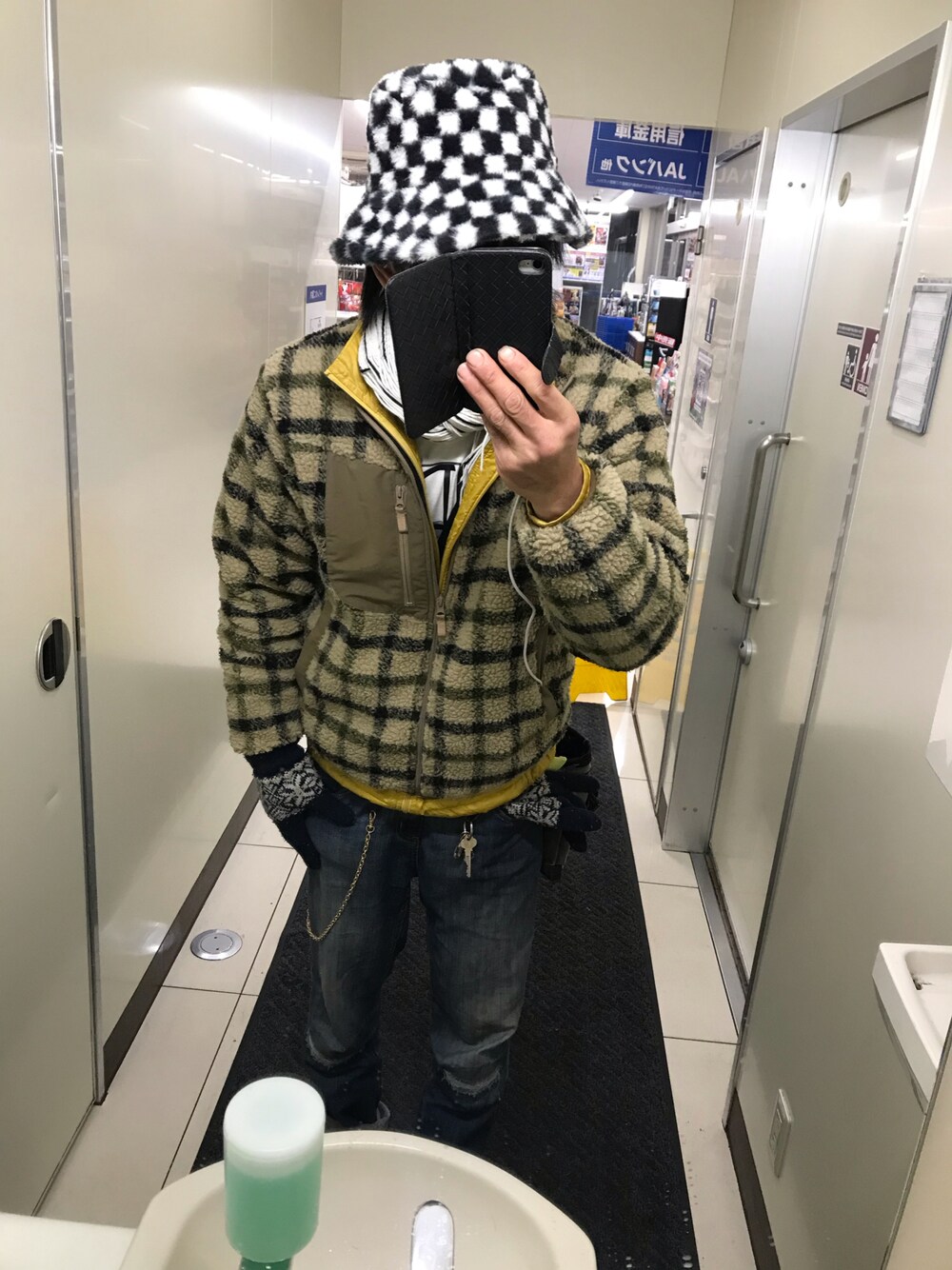 「チェック×チェック、アウターONアウター、ブロックチェック、ZIP FIVE、zipfive」｜「ZIP FIVEのアイテム（デニムパンツ、ブルー系）」を使った、ともキングさん（メンズ・176cm）の冬コーディネートの1枚目の写真