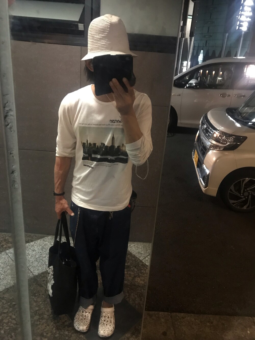 「今日のコーデ、ロンT、ホワイトコーデ、PLUS ONE、リメイク、ZIP FIVE、zipfive、腕まくり、うでまくり」｜「ZIP FIVEのアイテム（デニムパンツ、ブルー系）」を使った、ともキングさん（メンズ・176cm）の夏コーディネートの1枚目の写真