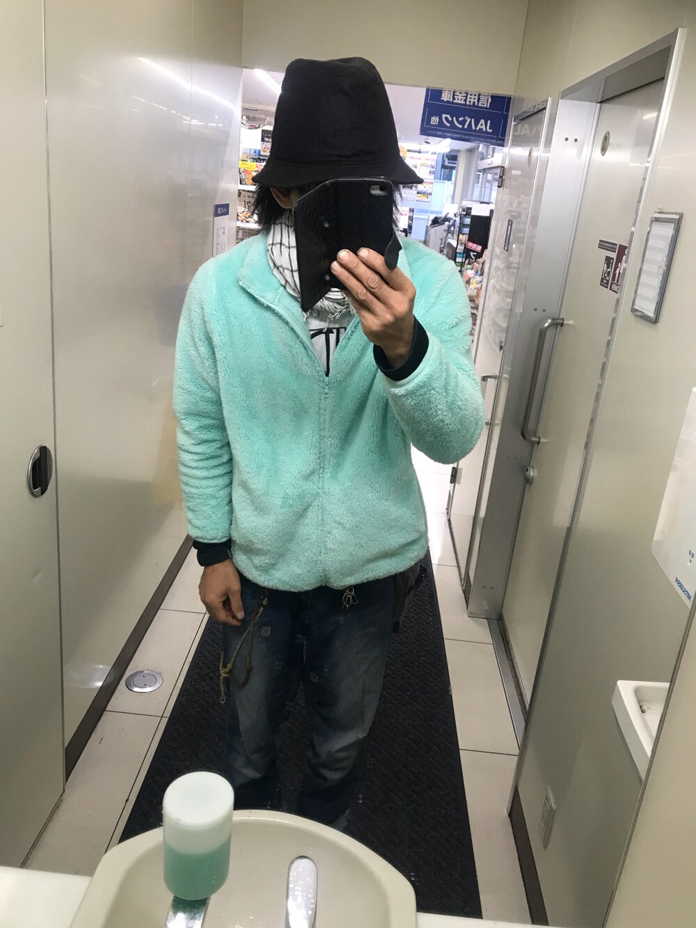 「冬コーデ、ボアブルゾン、ユニクロ、14+、ストール、ZIP FIVE、zipfive、UNIQLO」｜「ZIP FIVEのアイテム（デニムパンツ、ブルー系）」を使った、ともキングさん（メンズ・176cm）の秋コーディネートの1枚目の写真