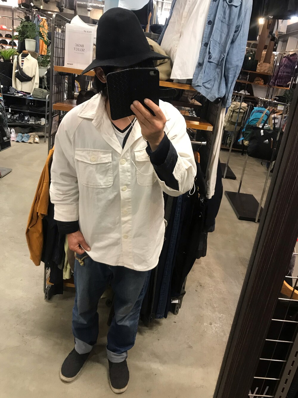 「デニムジャケット、ホワイトデニム、春コーデ、古着、WEGO、ZIP FIVE、zipfive」｜「brand ?のアイテム（スリッポン、ブラック系）」を使った、ともキングさん（メンズ・176cm）の春コーディネートの1枚目の写真