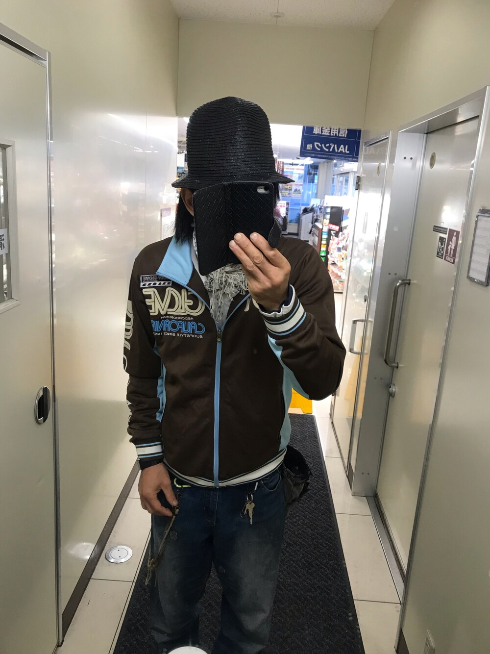 「サーフ系、サーフカジュアル、ジャージ、リメイク、BODYGLOVE、ZIP FIVE、zipfive」｜「ZIP FIVEのアイテム（デニムパンツ、ブルー系）」を使った、ともキングさん（メンズ・176cm）の秋コーディネートの1枚目の写真