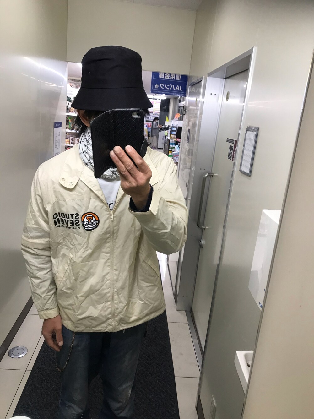 「今日のコーデ、STUDIO SEVEN、ZIP FIVE、zipfive」｜「ZIP FIVEのアイテム（デニムパンツ、ブルー系）」を使った、ともキングさん（メンズ・176cm）の春コーディネートの1枚目の写真
