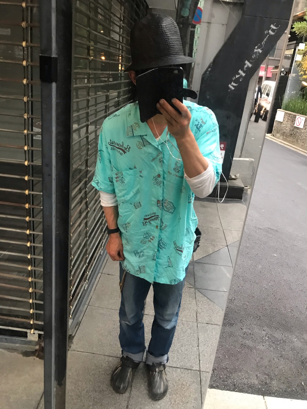 「デニムっていいよね、夏コーデ、サーフ系、サーフカジュアル、リメイク、PLUS ONE、ZIP FIVE、zipfive、レイヤード」｜「ZIP FIVEのアイテム（デニムパンツ、ブルー系）」を使った、ともキングさん（メンズ・176cm）の夏コーディネートの1枚目の写真