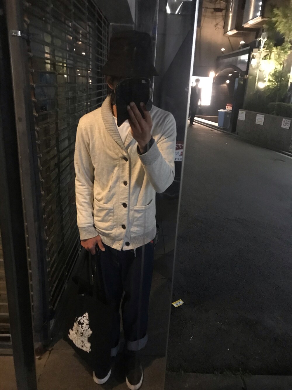 「今日のコーデ、カーディガン、tk.TAKEO KIKUCHI、ZIP FIVE、zipfive、disney、NIKE、バケットハット」｜「ZIP FIVEのアイテム（デニムパンツ、ブルー系）」を使った、ともキングさん（メンズ・176cm）の春コーディネートの1枚目の写真