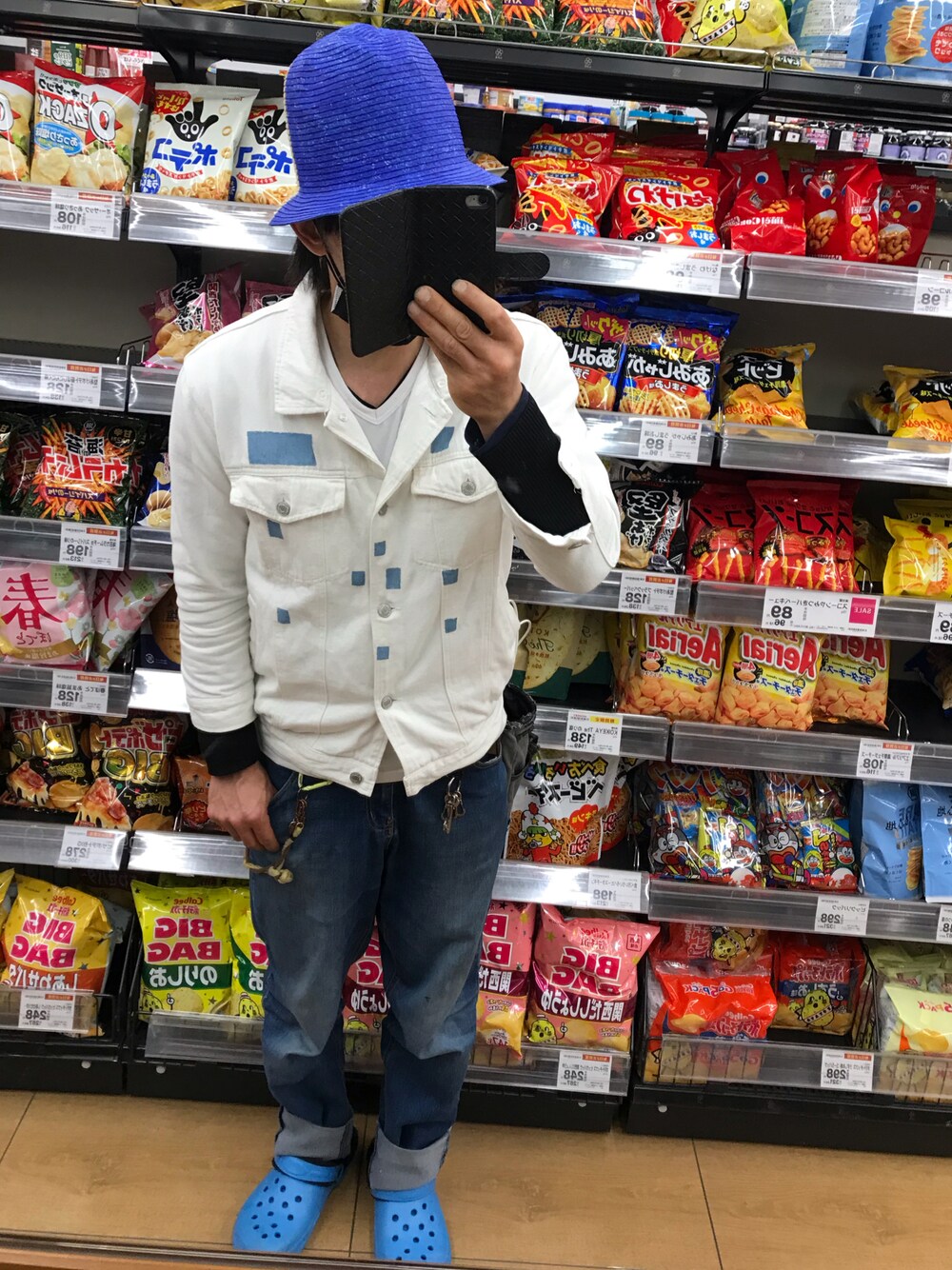 「Gジャン、リメイク、リメイクデニム、ZIP FIVE、zipfive、ホワイトGジャン」｜「brand ?のアイテム（サンダル、ブルー系）」を使った、ともキングさん（メンズ・176cm）の春コーディネートの1枚目の写真
