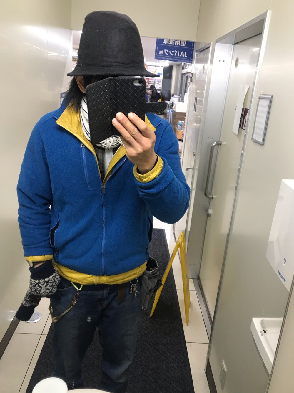 「アウターONアウター、フリースジャケット、ライトダウン、14+、LL.Bean、LLBean、ZIP FIVE、zipfive」｜「ZIP FIVEのアイテム（デニムパンツ、ブルー系）」を使った、ともキングさん（メンズ・176cm）の冬コーディネートの1枚目の写真