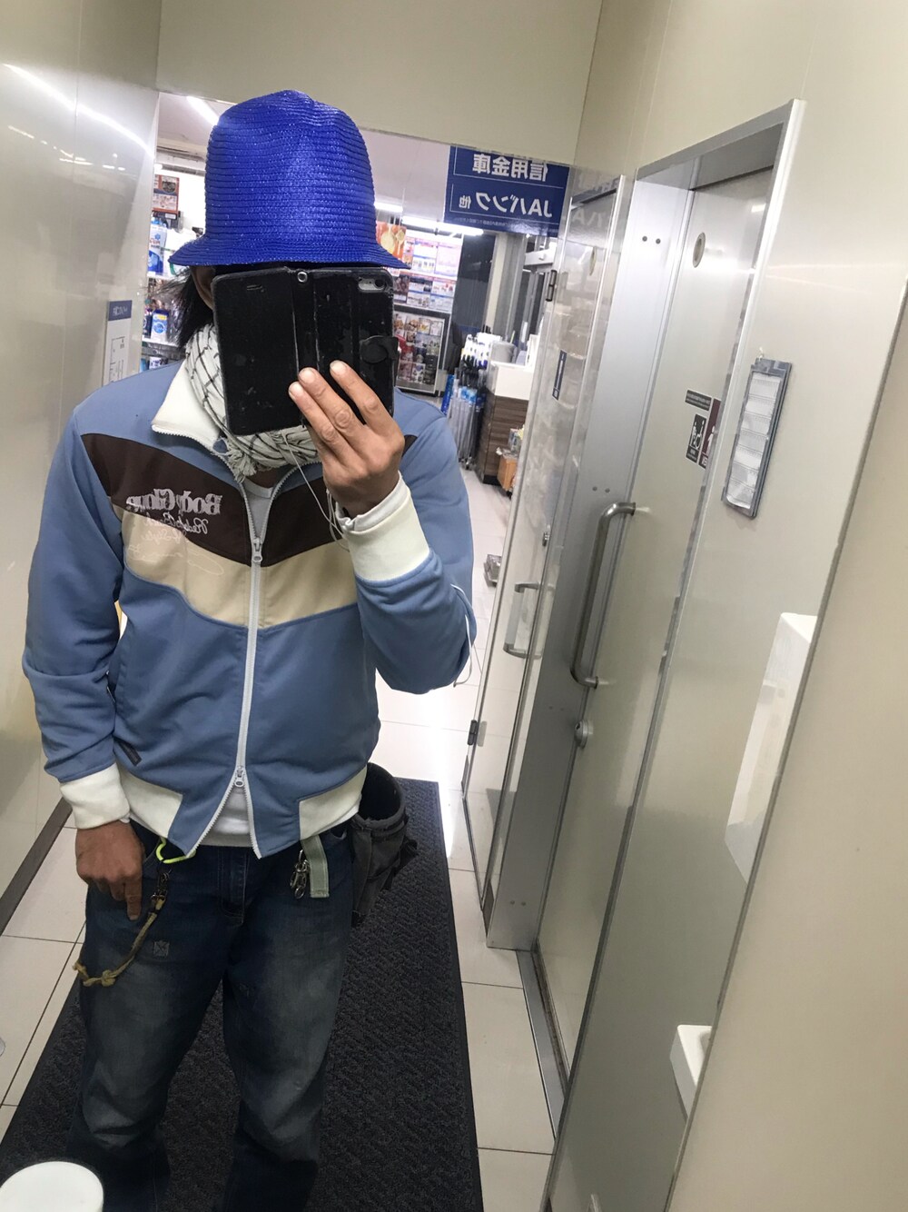 「ジャージ、サーフ系、サーフカジュアル、リメイク、BODYGLOVE、ZIP FIVE、zipfive」｜「Re:makeのアイテム（ハット、ブルー系）」を使った、ともキングさん（メンズ・176cm）の秋コーディネートの1枚目の写真