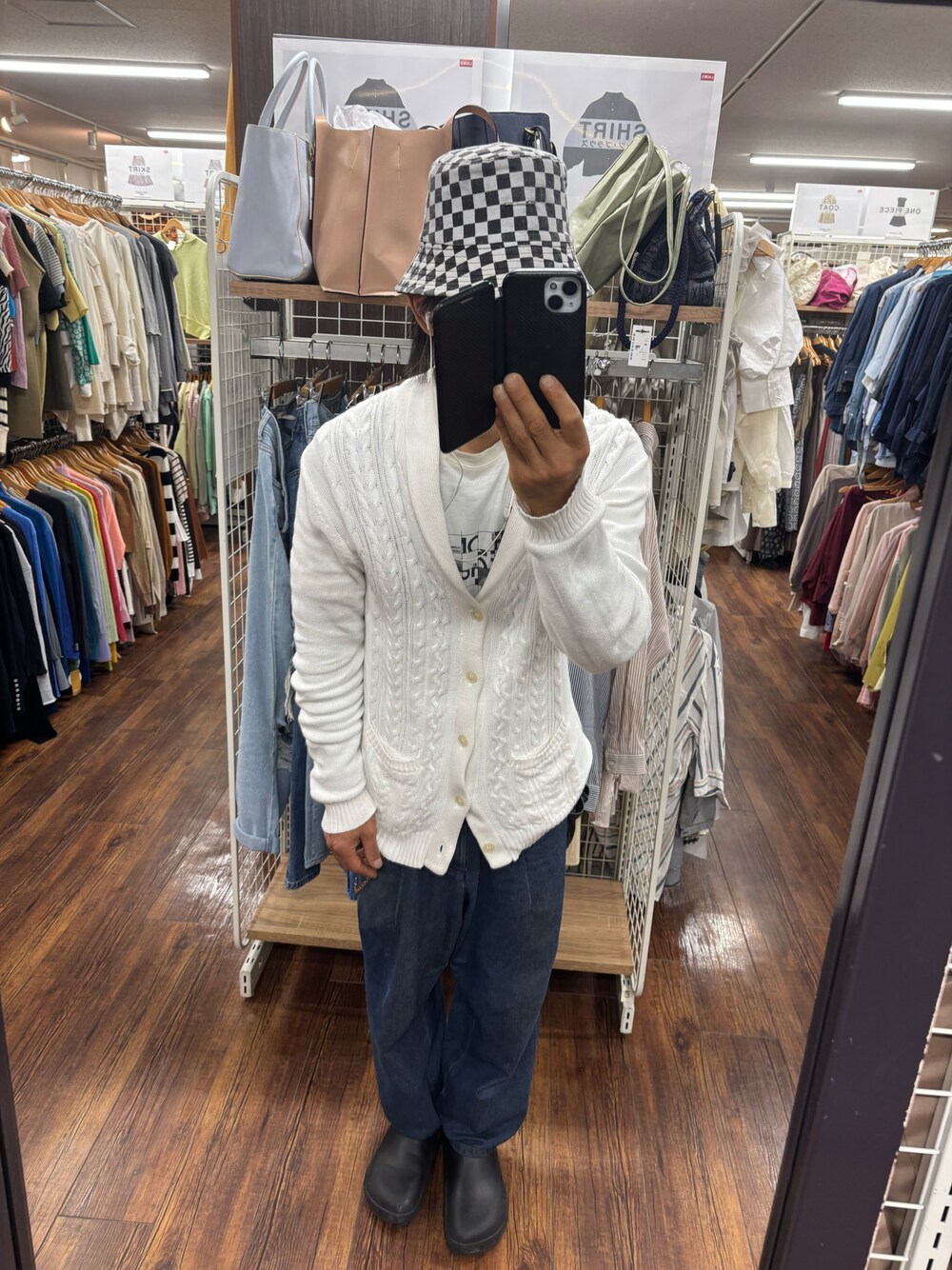 「カーディガン、春コーデ、春ファッション、春服、ブロックチェック、GU」｜「GUのアイテム（カーディガン/ボレロ、ホワイト系）」を使った、ともキングさん（メンズ・176cm）の春コーディネートの1枚目の写真