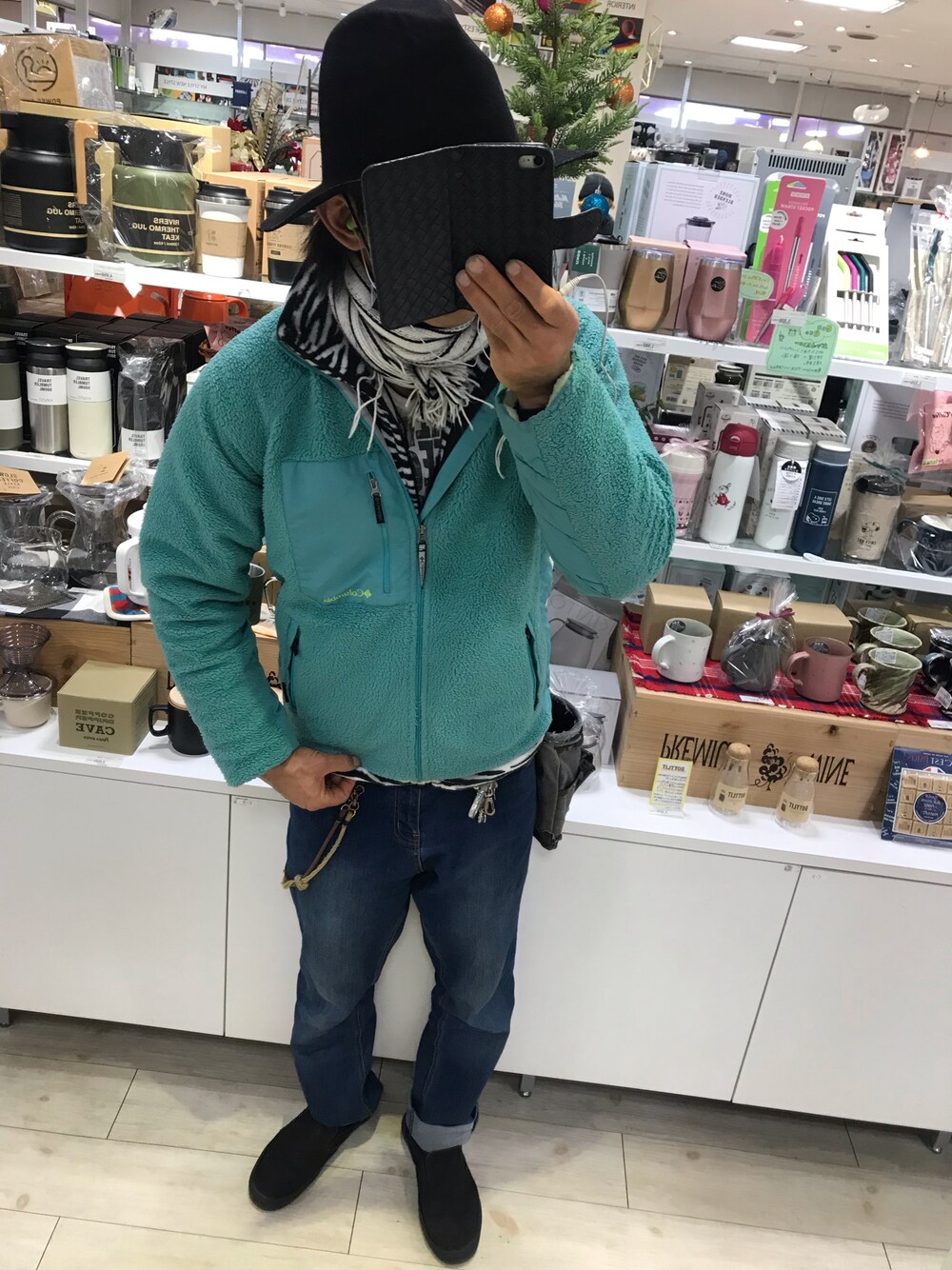 「クリスマスに着たい服、ボアブルゾン、フリースジャケット、アウターONアウター、ストールぐるぐる、HARE、Columbia、ZIP FIVE、zipfive、VANS」｜「ZIP FIVEのアイテム（デニムパンツ、ブルー系）」を使った、ともキングさん（メンズ・176cm）の冬コーディネートの1枚目の写真