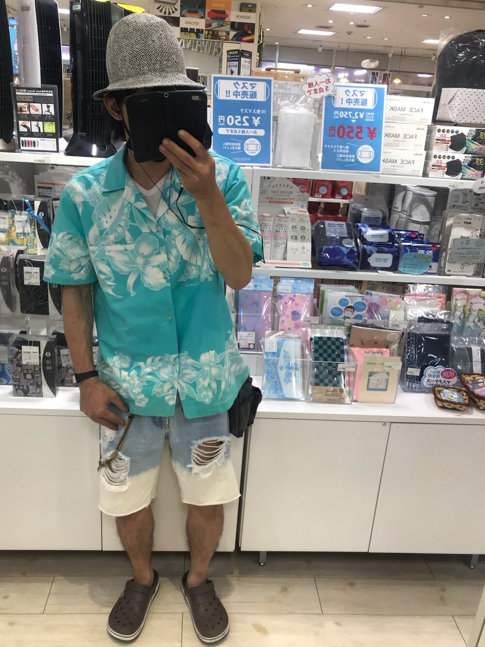 「夏コーデ、サーフ系、サーフカジュアル、アロハシャツ、リメイク、FOREVER 21」｜「FOREVER 21のアイテム（デニムパンツ、ブルー系）」を使った、ともキングさん（メンズ・176cm）の夏コーディネートの1枚目の写真