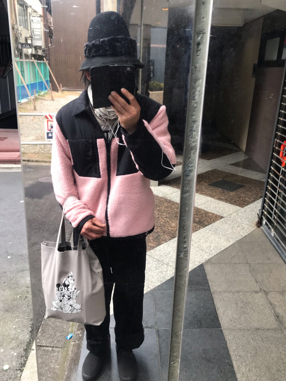 「今日のコーデ、ボアジャケット、黒パンツ、H&M、VANS、VANSスリッポン、Dickies、disney」｜「Disneyのアイテム（トートバッグ、グレー系）」を使った、ともキングさん（メンズ・176cm）の冬コーディネートの1枚目の写真
