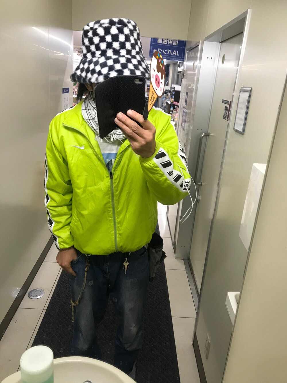 「未来のWEARISTAプロジェクト、蛍光色、スポーツスタイル、ブロックチェック、NIKE、ナイキ、ZIP FIVE、zipfive」｜「NIKEのアイテム（ナイロンジャケット、グリーン系）」を使った、ともキングさん（メンズ・176cm）の秋コーディネートの1枚目の写真