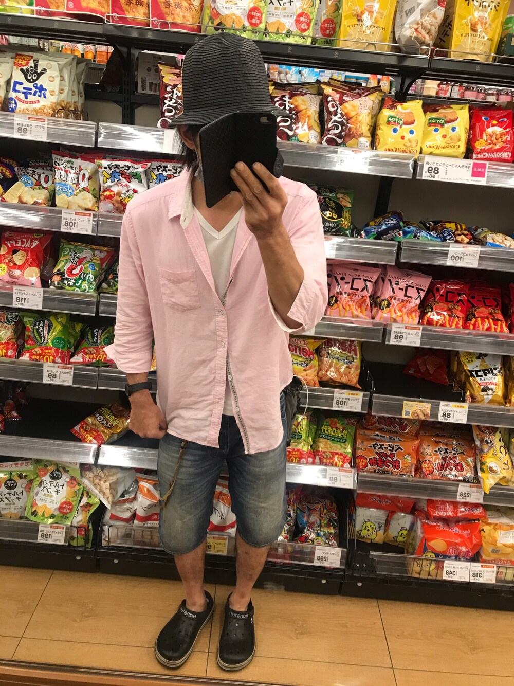 「シャツコーデ、ピンクコーデ、ハーフパンツ、七分袖シャツ、リメイク、Avail、Diesel、DIESEL」｜「brand ?のアイテム（サンダル、ブラック系）」を使った、ともキングさん（メンズ・176cm）の秋コーディネートの1枚目の写真