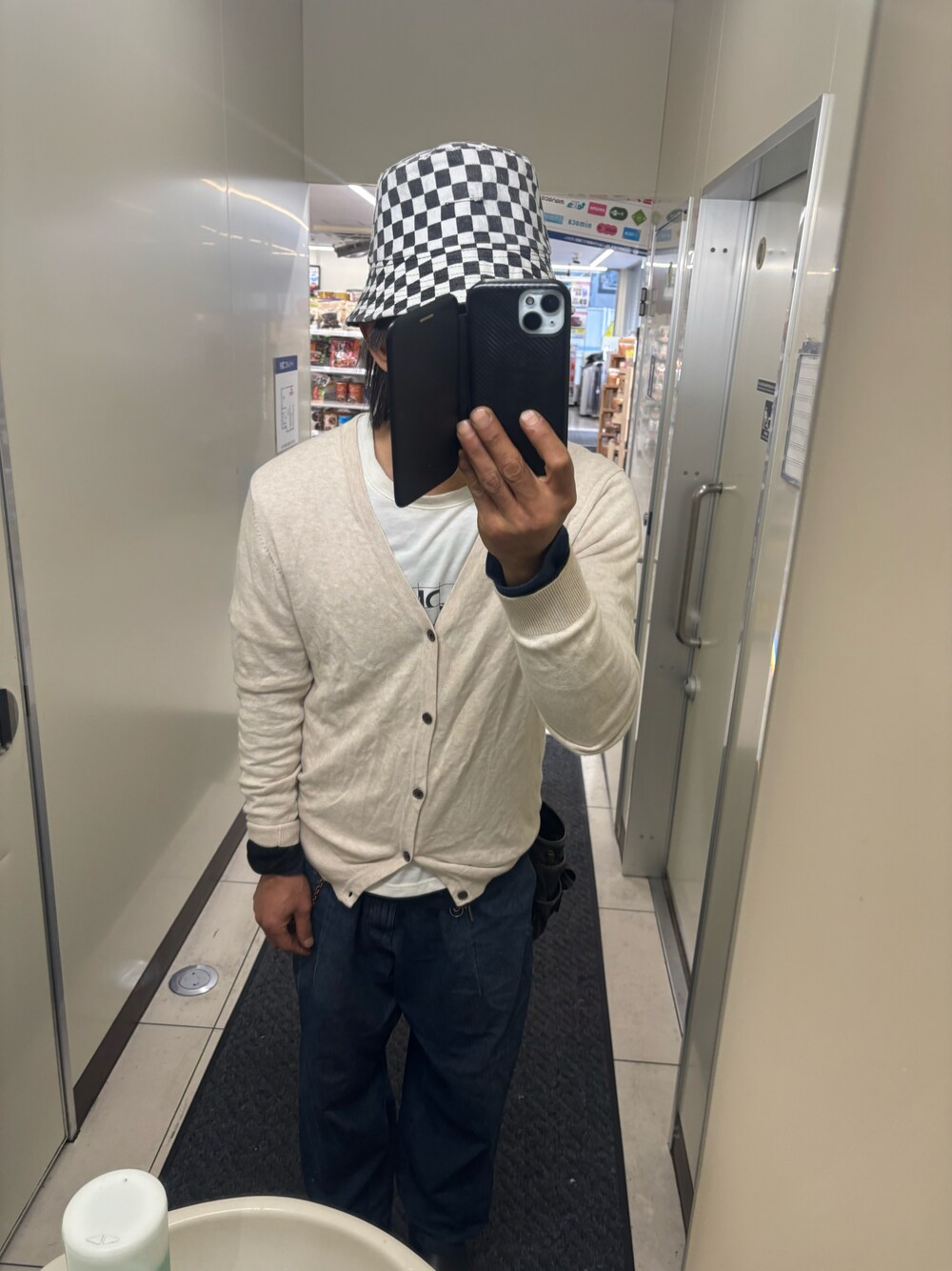「カーディガン、ブロックチェック、H&M、GU、デニムパンツ」｜「H&Mのアイテム（カーディガン/ボレロ、ベージュ系）」を使った、ともキングさん（メンズ・176cm）の春コーディネートの1枚目の写真