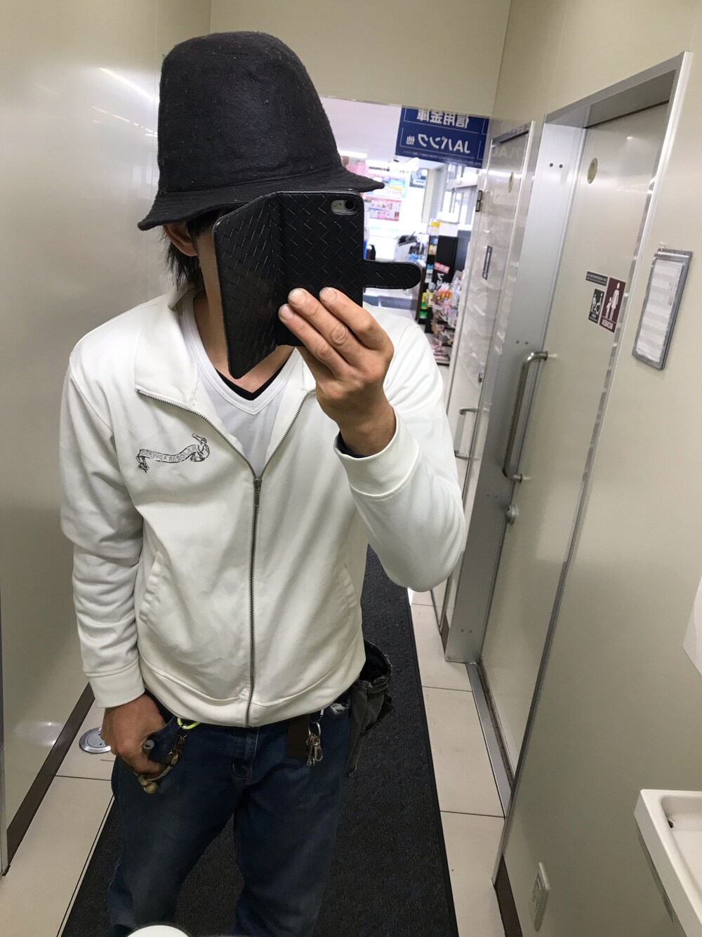 「ジャージコーデ、ジャージ、ホワイトコーデ、14+、ZIP FIVE、zipfive、春コーデ」｜「ZIP FIVEのアイテム（デニムパンツ、ブルー系）」を使った、ともキングさん（メンズ・176cm）の春コーディネートの1枚目の写真