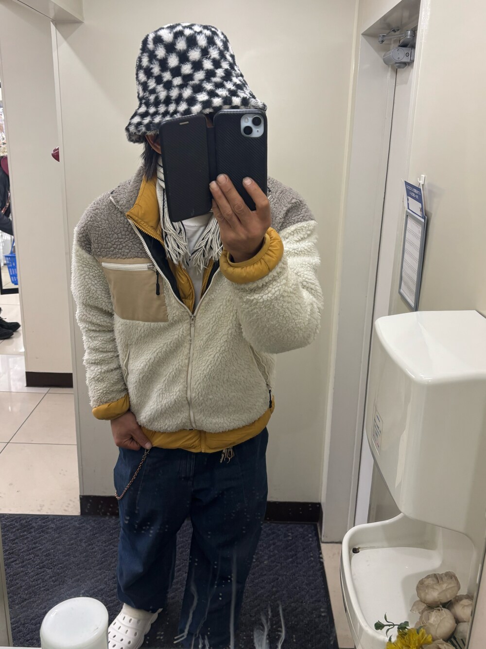 「ダウンジャケット、ボアブルゾン、アウターONアウター、ブロックチェック、UNIQLO、GU、ZIP FIVE、zipfive」｜「ZIP FIVEのジップアップブルゾン（ブルゾン、ホワイト系）」を使った、ともキングさん（メンズ・176cm）の冬コーディネートの1枚目の写真